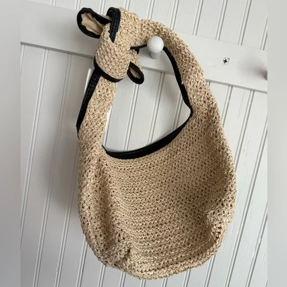 A New Day Woven Straw Bag -FLAW CALLOUT - Picture 3 of 5